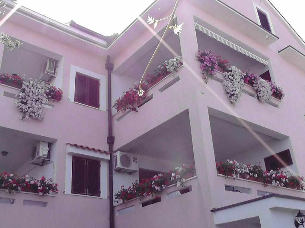Apartments Lavanda 1 Njivice Exterior foto